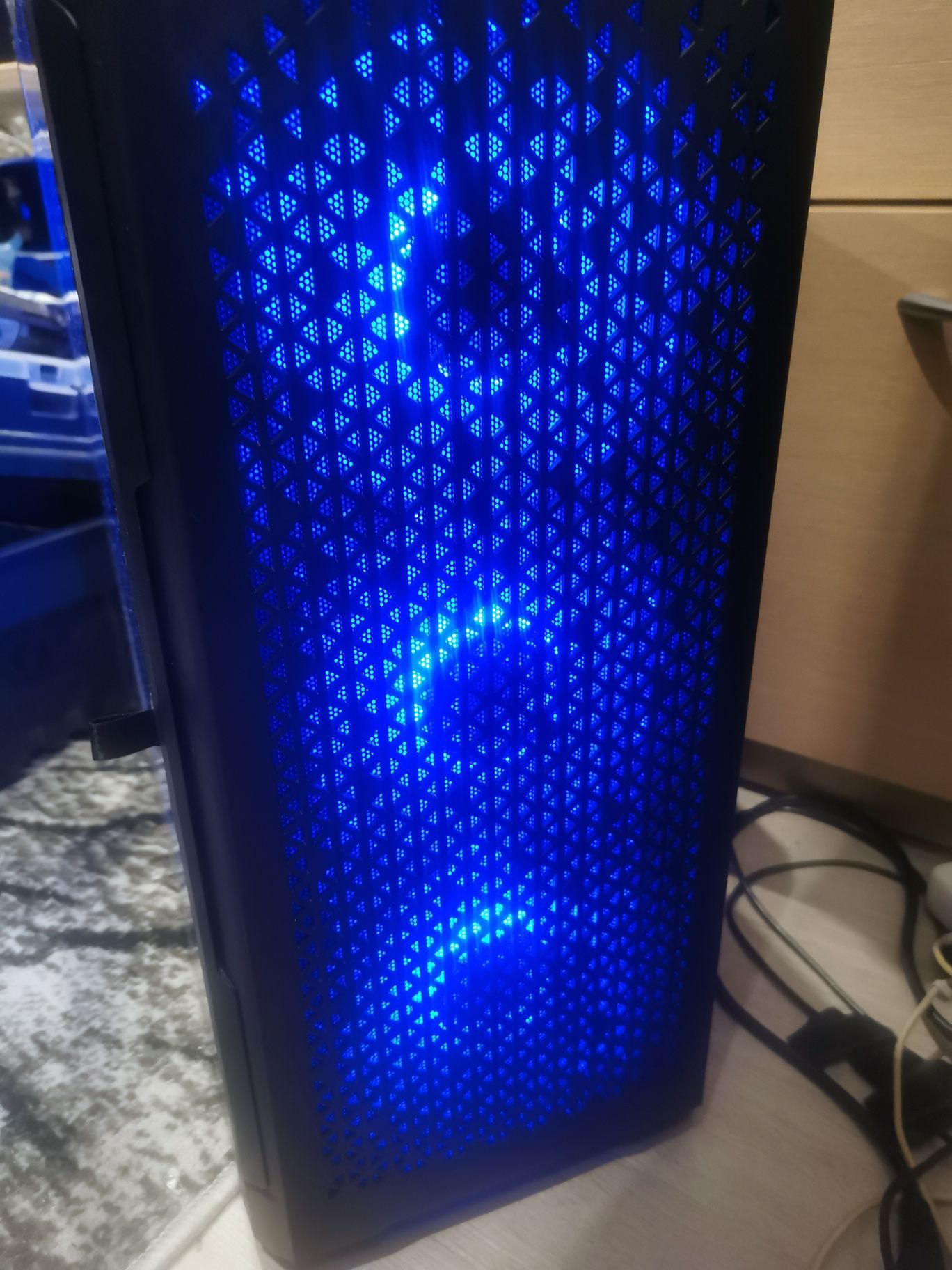 Zestaw komputerowy, komputer AMD Ryzen 5, monitor AOC, klawiatura i