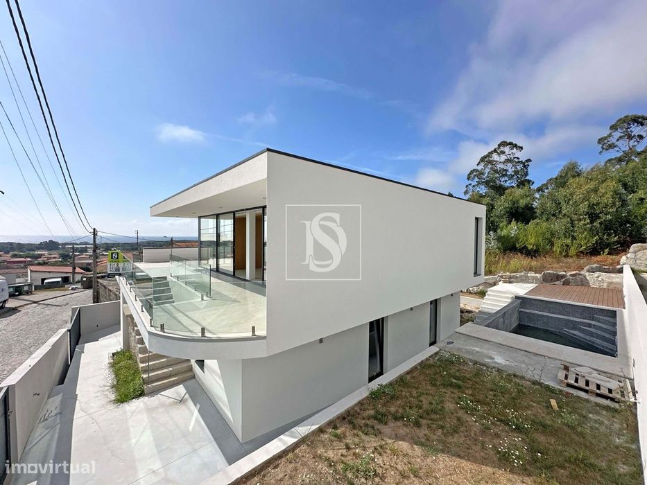 Moradia T3 nova, com piscina e  vista mar.