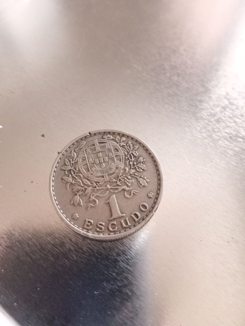 Moedas portuguesas e uma de um dólar americano