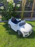 Samochod elektryczny audi bialy