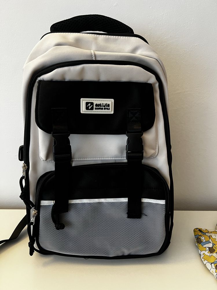 Mochila preta e branca nova