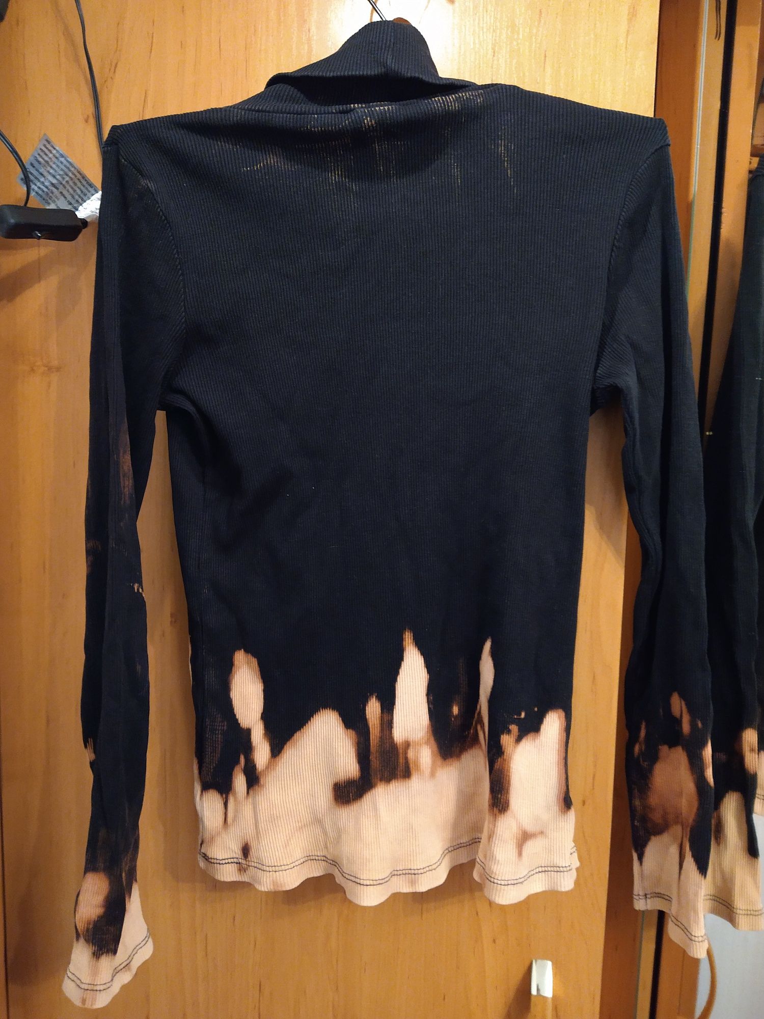 sweter golf z płomieniami