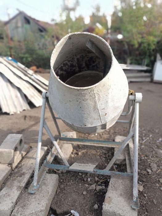 Бетонозмішувач (бетономішалка)