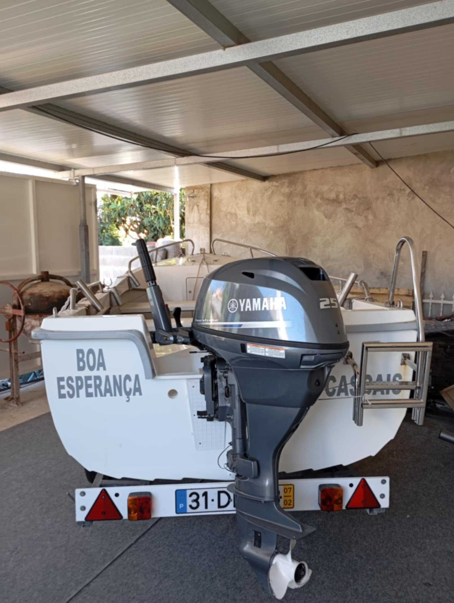 Embarcação de Pesca como Nova