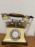 Stary telefon stacjonarny - stylowy sprawy