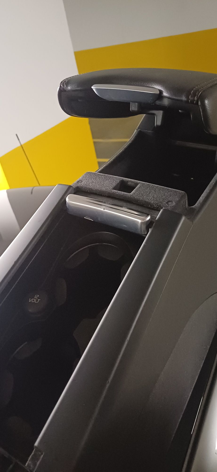 Apoio de braço - consola central de volvo v60 R-design 2014 a 2019