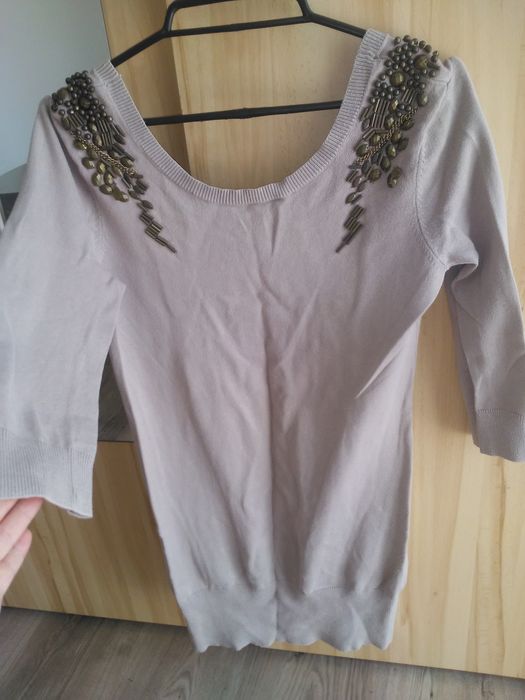 Sweter damski z cekinami zdobieniami na pagonach rozmiar M