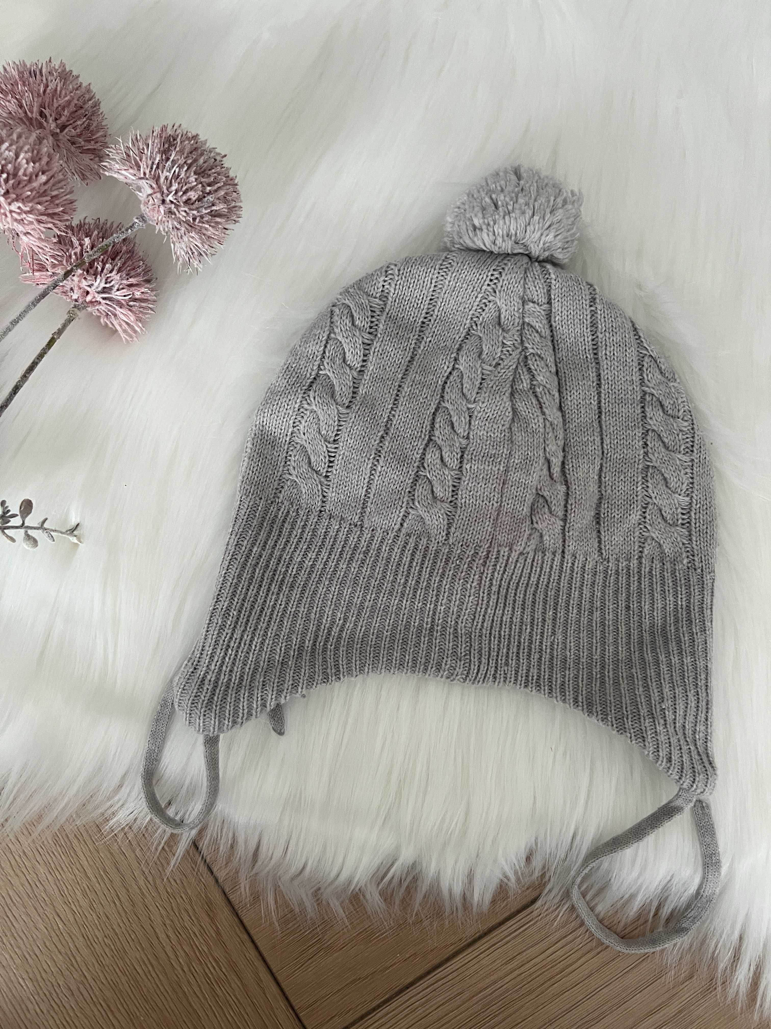 Szara czapka z podszewka polarową z pomponem wiązana H&M r 86/92