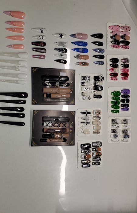 Авторські накладні нігті- ручний розпис  (на замовлення)
Або
У