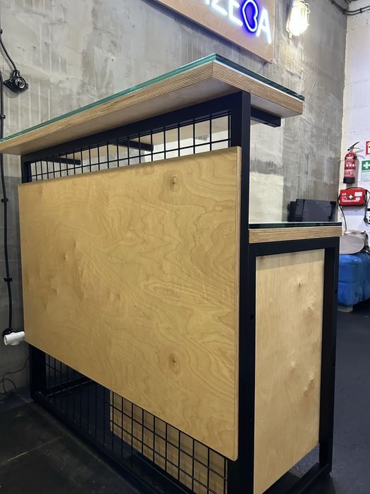 Lada Recepcja styl loftowy jak nowa sklejka do studia, salonu