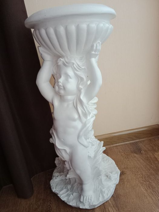 Статуя ангела під квіти