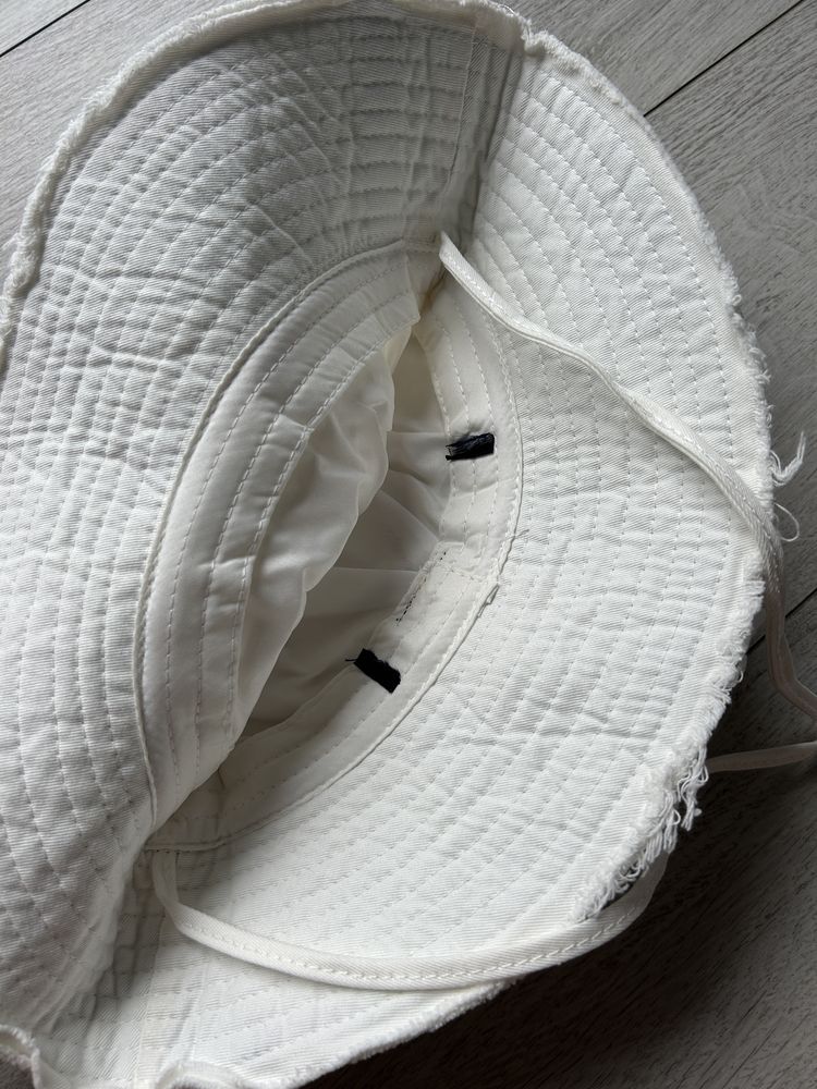 Jasny kremowy kapelusz jacquemus