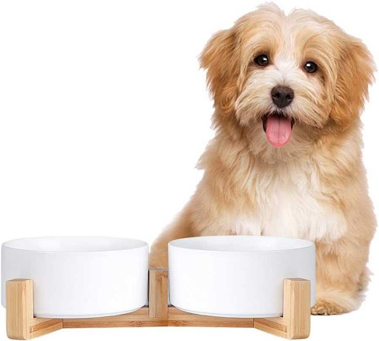 Zestaw misek białych ceramicznych na bambusowej podstawce