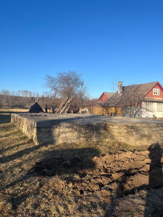 Земельна ділянка з фундаментом.