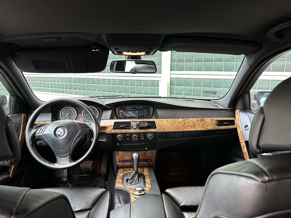 BMW E60 4.4i V8 333KM Xenon, Komforty czarne, czarny sufit