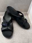 klapki crocs Sanrah Strappy Wedge 204010 czarne