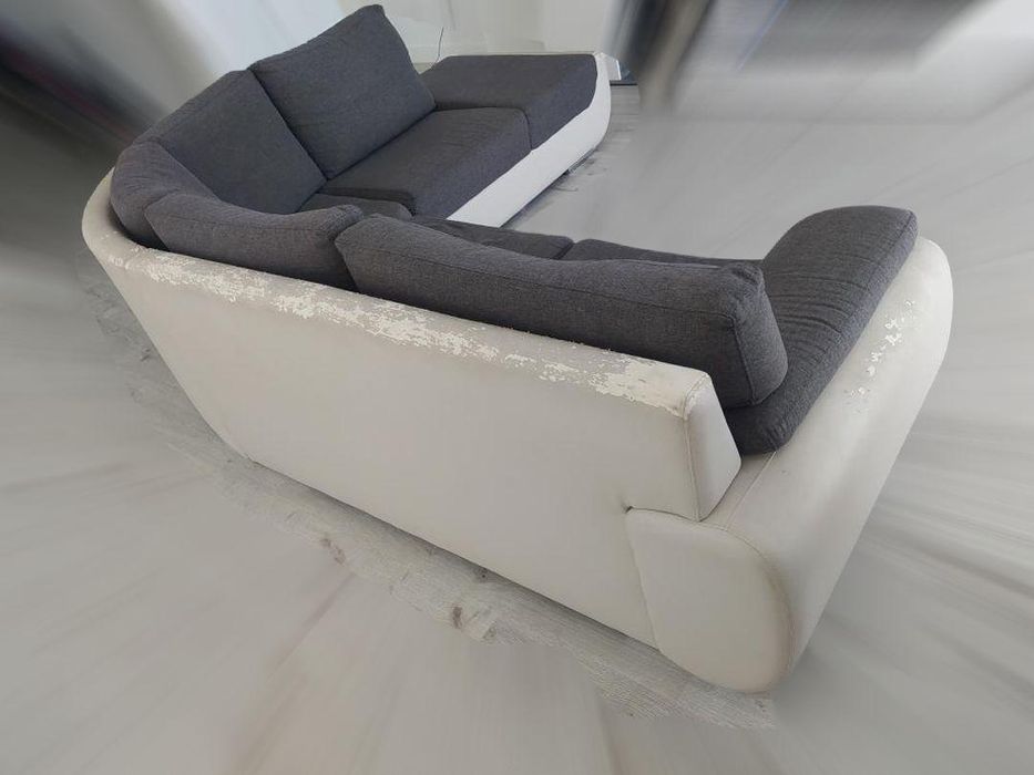 Sofá de canto cinzento e branco