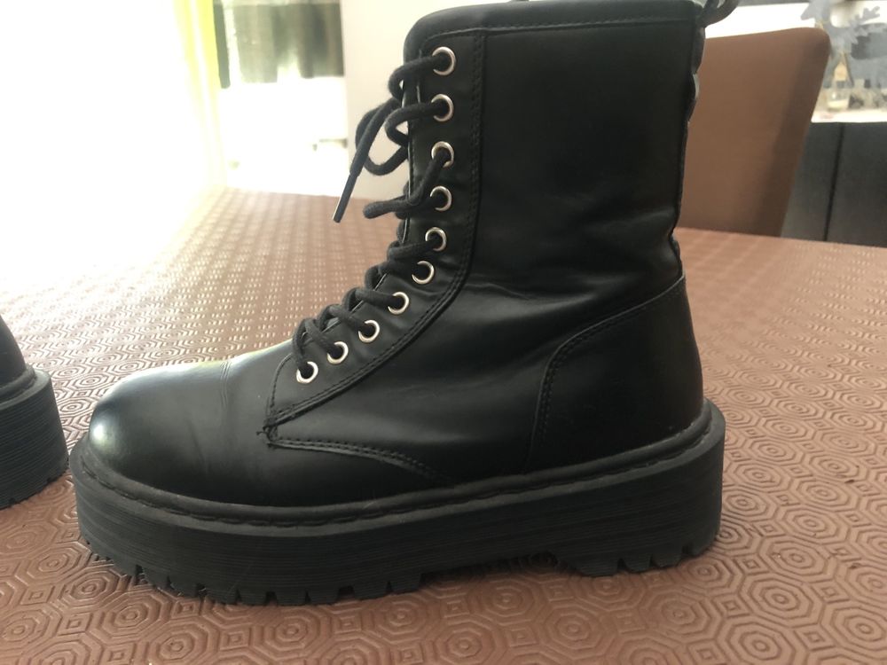 botas pretas de pele