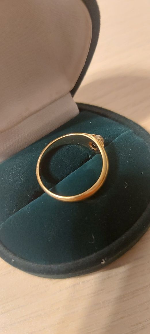 Złoty pierścionek z brylantem 0.25 ct. R14