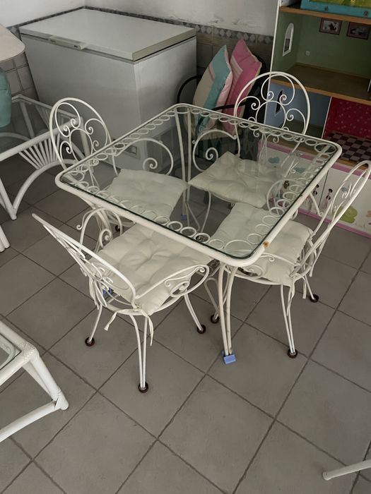 Mesa e cadeiras de ferro