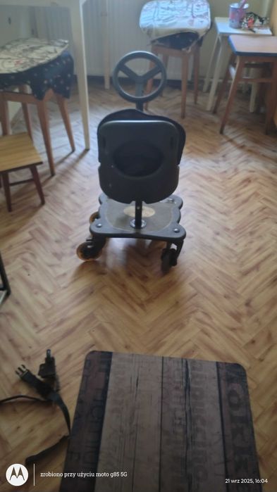 Dostawka do wózka dla dziecka.