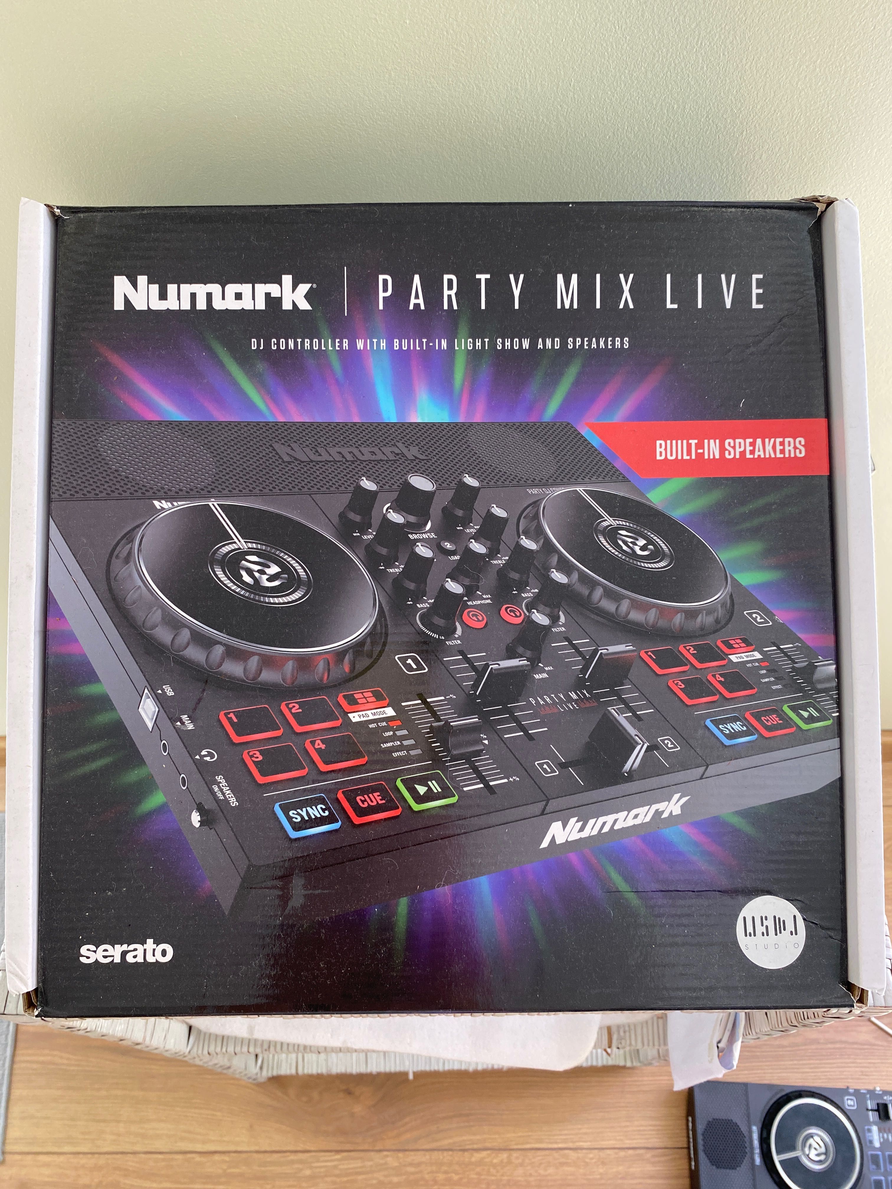 DJ controller NUMARK z wbudowanymi głośnikami i lampkami kolorowymi