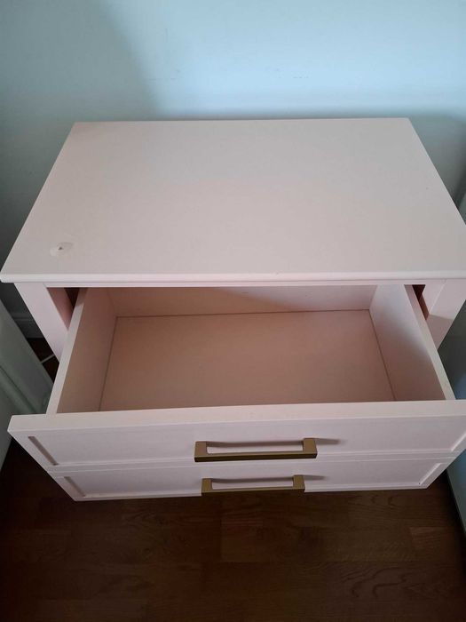 Elegancki różowy stolik nocny