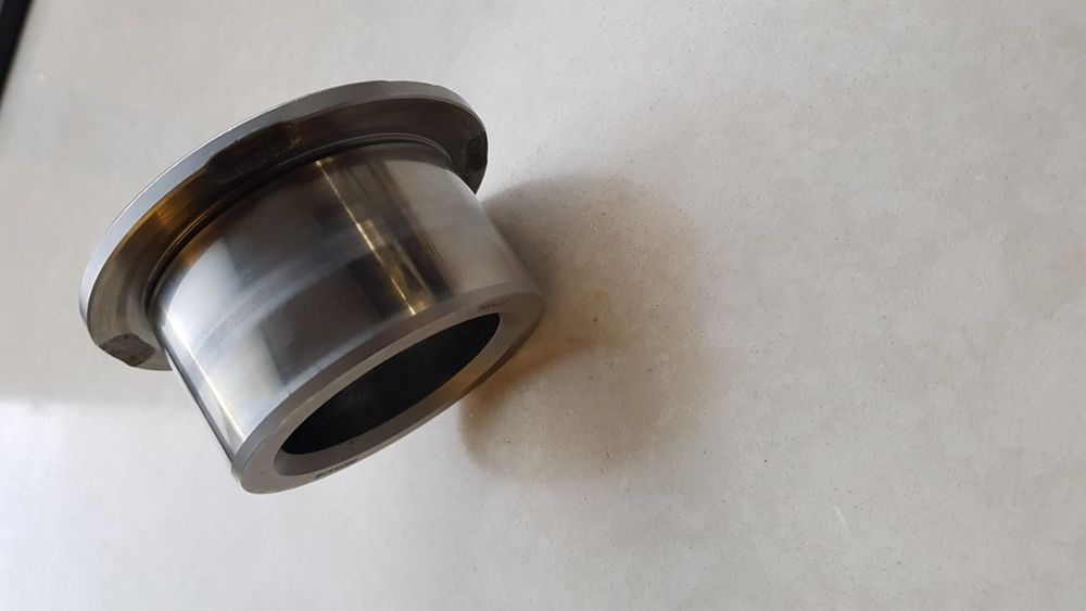 Tuleja łożyska skrzyni biegow JCB Fastrac - używana 400,- netto