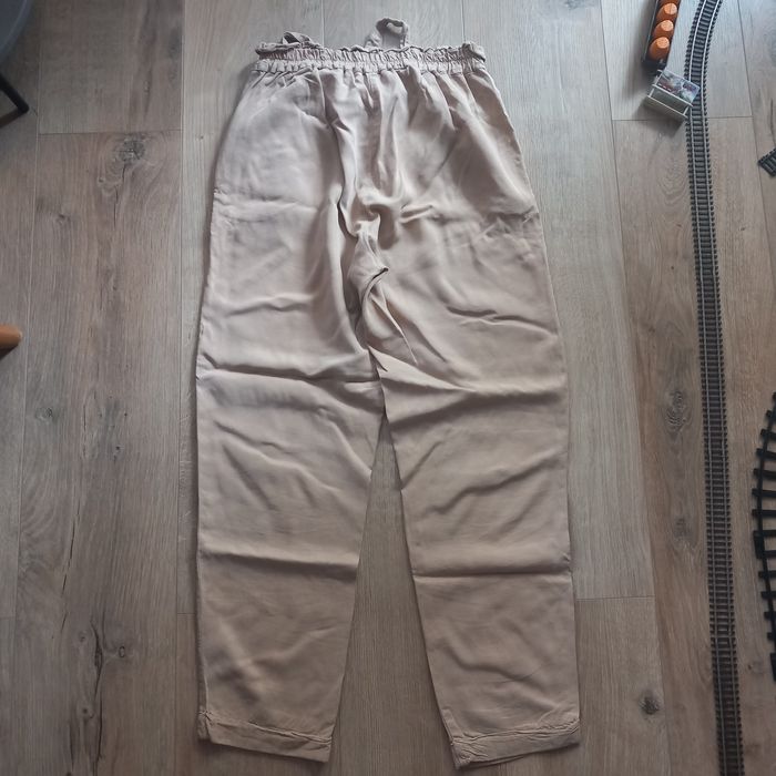 Beżowe spodnie paperbag chinos baggy Stradivarius r.M