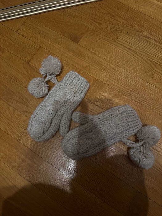 Теплі в’язані рукавички з помпонами