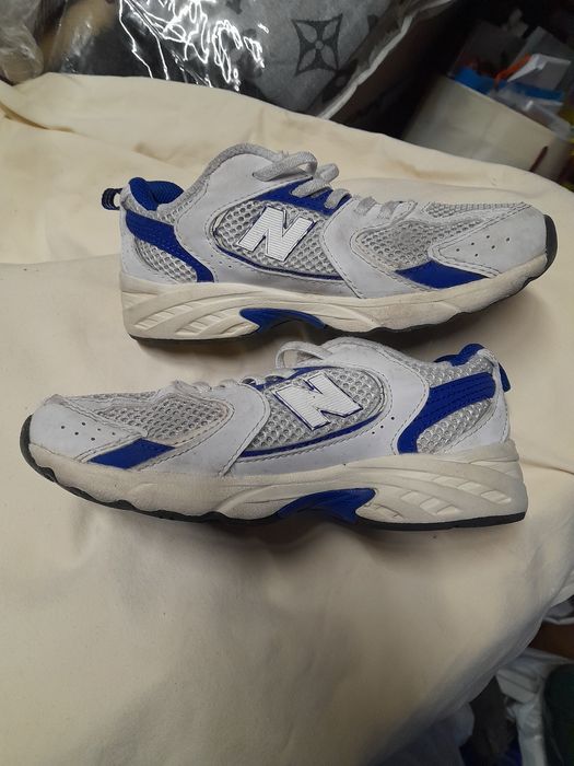 Sapatilhas azul e branca da marca Newbalance,