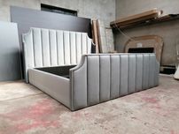 Łóżko tapicerowane pikowane pionowo modern glamour łoże szare pinezki