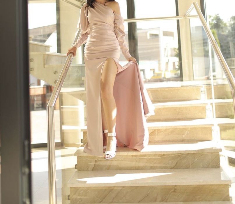 Вечірня атласна сукня