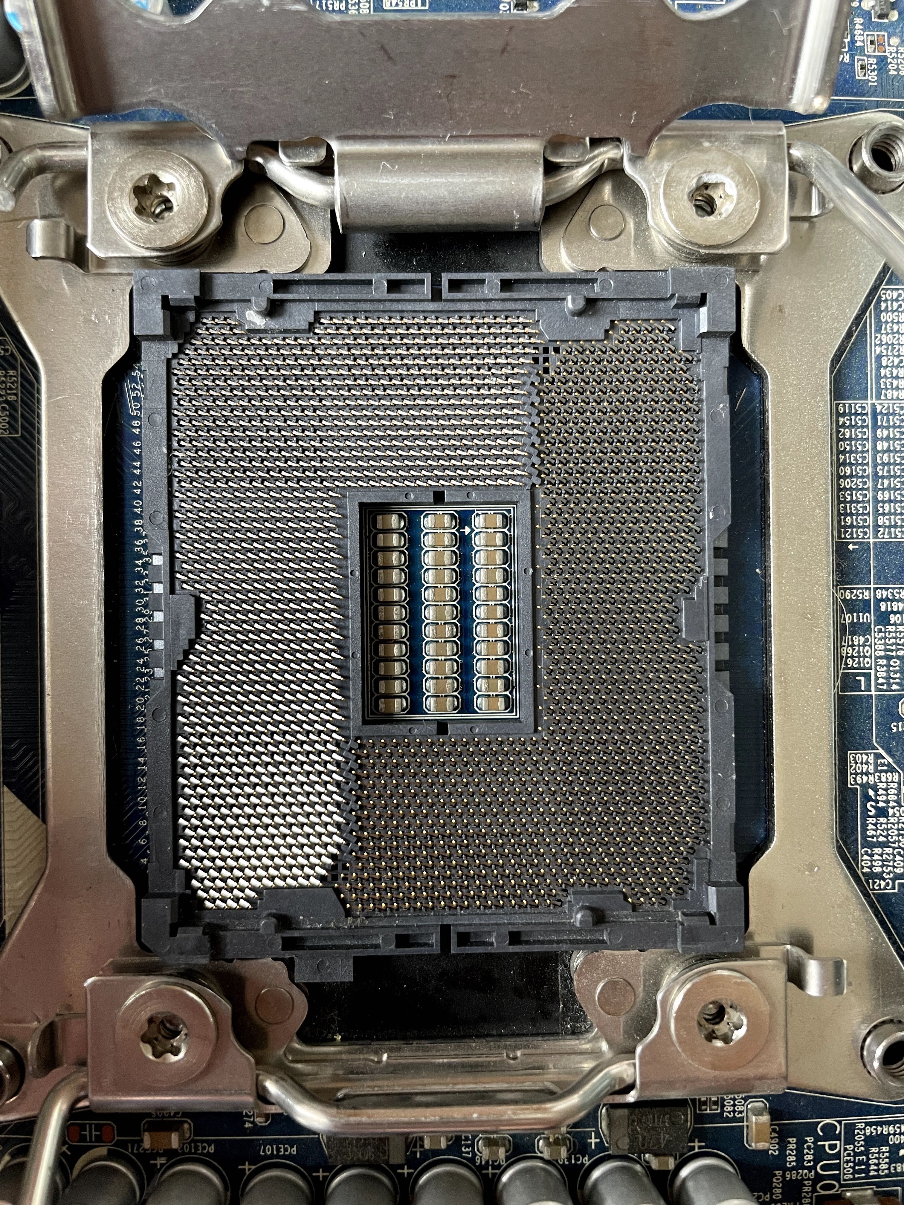 Процесор Intel Xeon E5-2680 (8 ядер, 2.7 ГГц, LGA 2011)