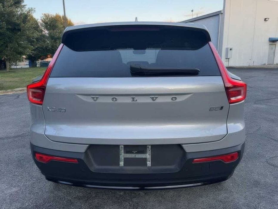 Volvo XC40      2024