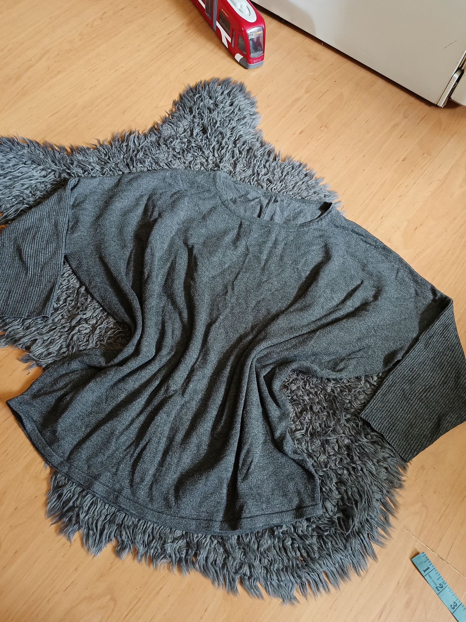 Szary luźny sweter oversize z szerokim rękawem