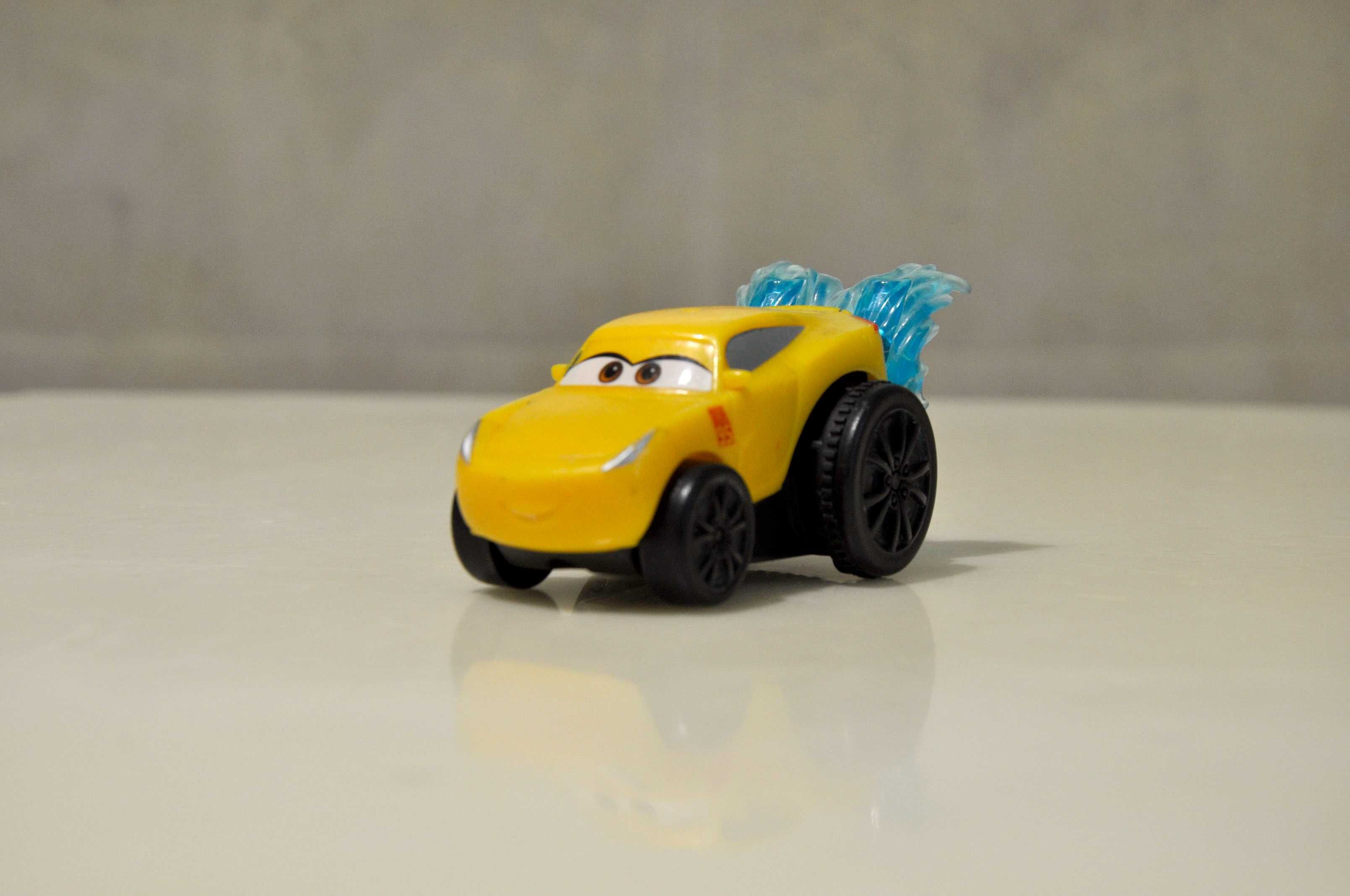 Машинка из мультфильма Тачки 3 Mattel Disney Pixar Cruz Ramirez