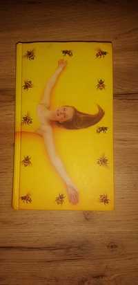 Продам книгу "Тайная жизнь пчел" Сью Монк Кидд