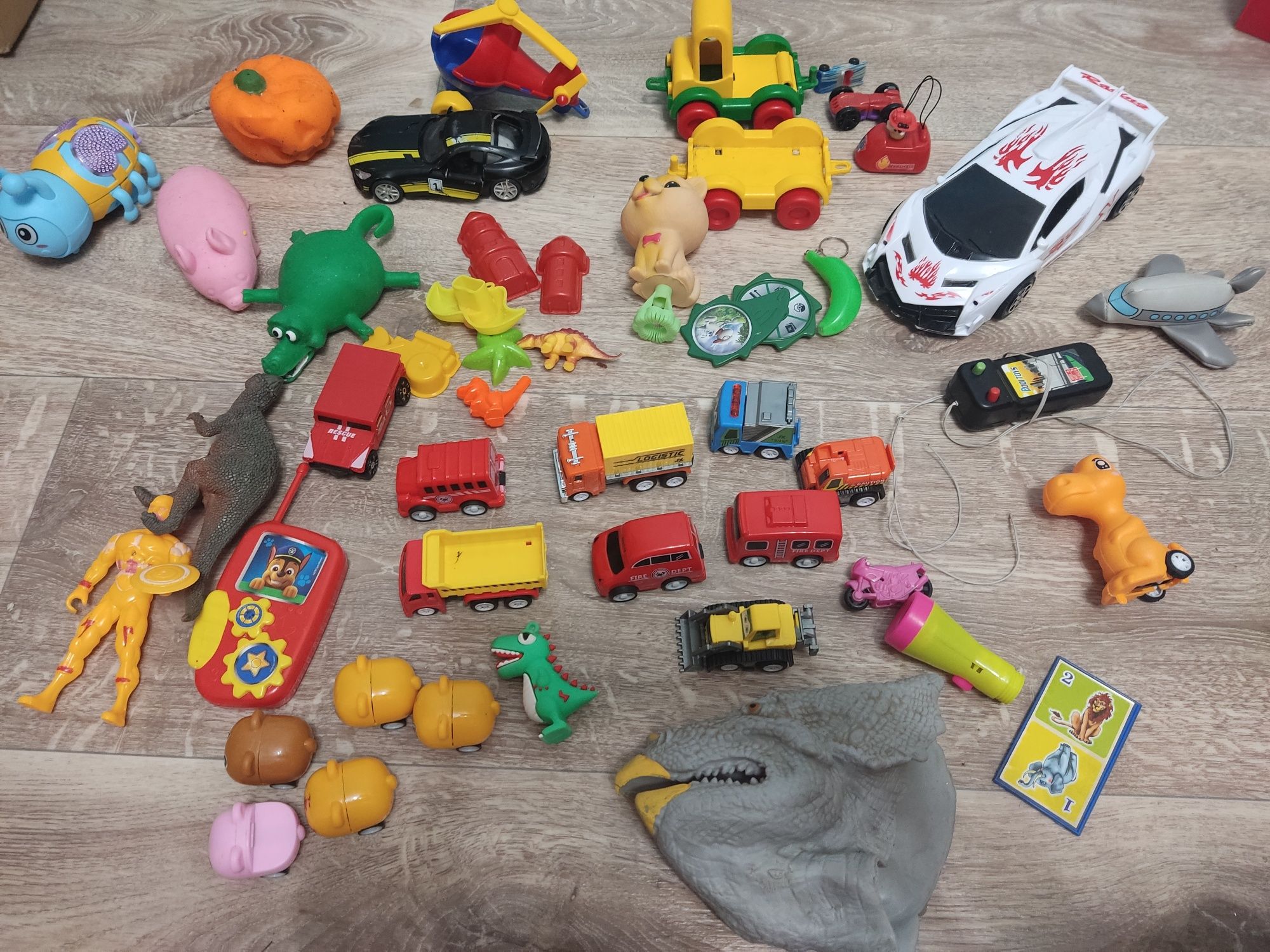 Три коробки іграшок для хлопчика, машинки, поїзда , трактори