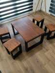 Mesa de centro com 4 bancos – Preto Acetinado e Cor Teca