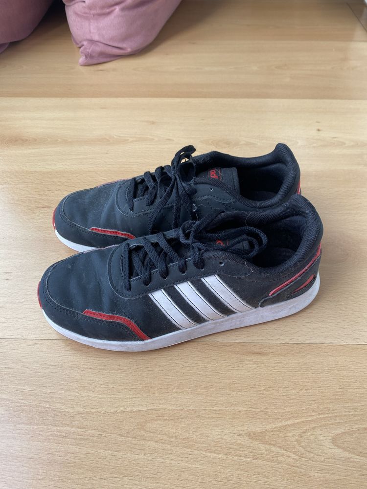 Ténis Adidas em bom estado