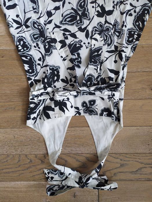 Czarno-biała w kwiaty w motyle sukienka wiązana na szyi gołe plecy S