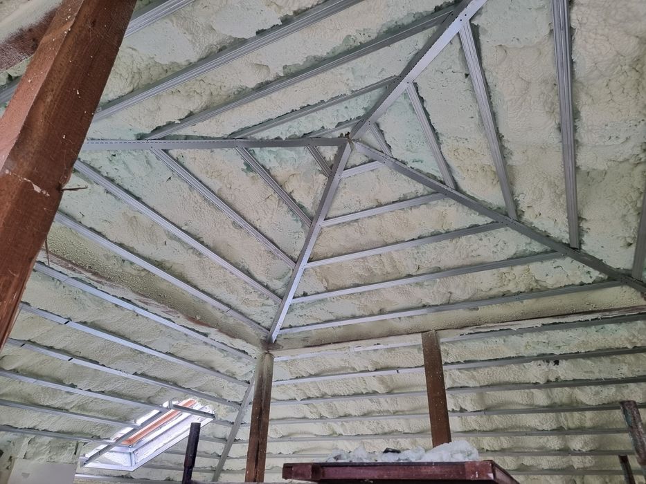 oferuje usługi remontowo wykończeniowe  mieszkań i domów