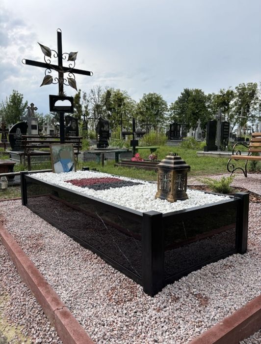 Надгробок надмогильник пам"ятник.