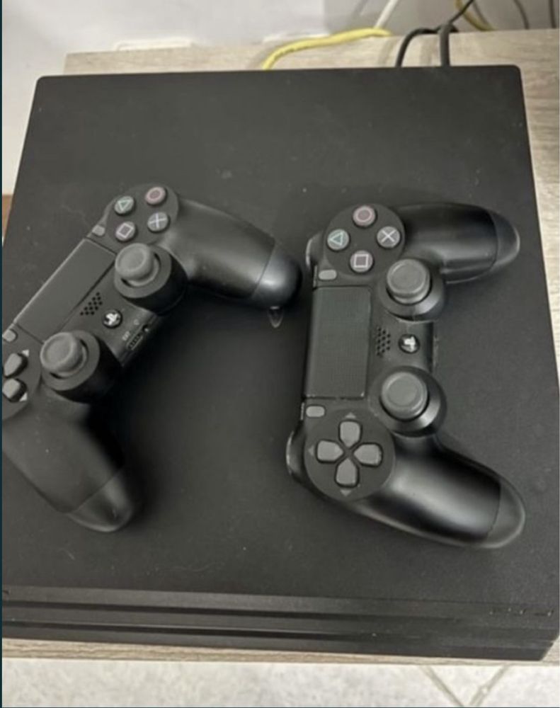 Playstation 4 Pro + 2 comandos + Fifa 19 + Mala + Carregador