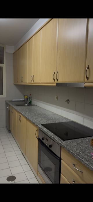 Cozinha usada, móveis, pedra e forno.