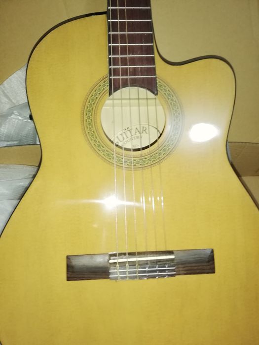 Guitarra eletroacústica cutaway castanha com equalizador