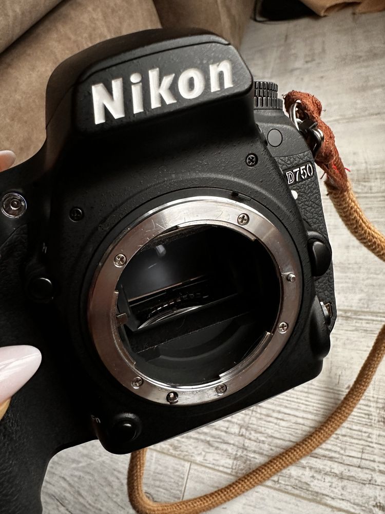 Nikon D750 (повнокадровий дзеркальний фотоапарат)