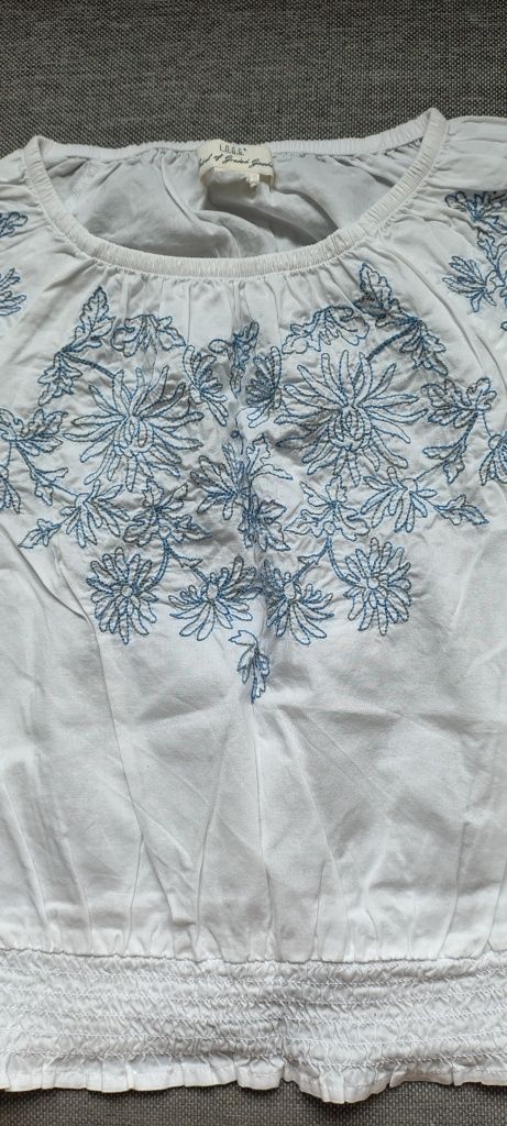 Bluzka elegancka, H&M, błekitny haft kwiaty,  roz. 128,około 8,9 lat.