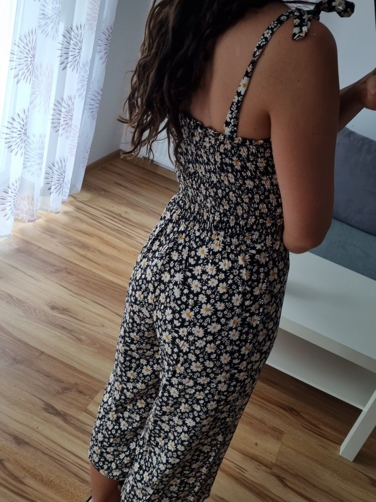Letni kombinezon w kwiatki z szerokimi nogawkami New Look r. S